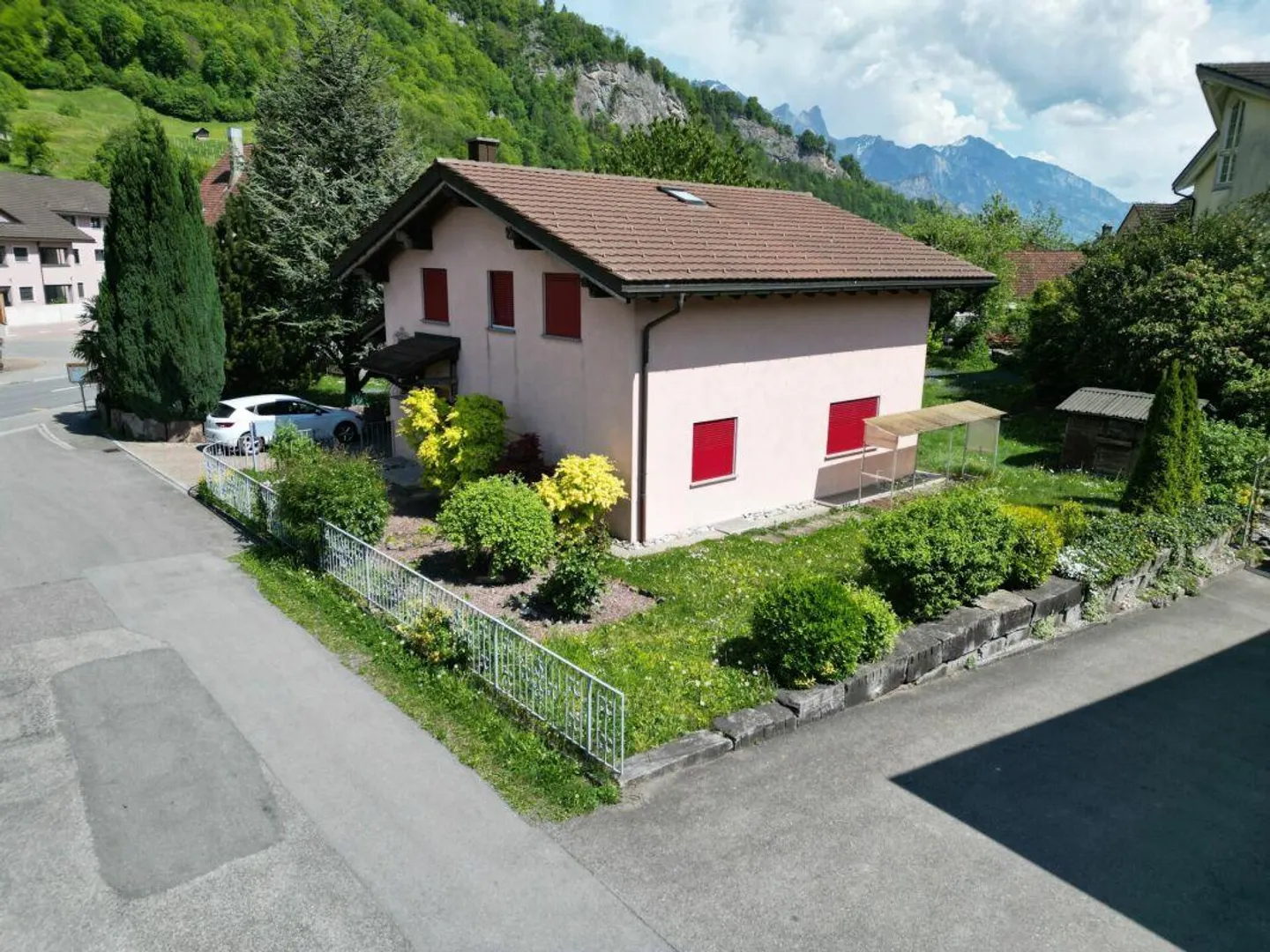 Ampia casa unifamiliare di 6,5 stanze con molto spazio esterno - Foto 1 di 16