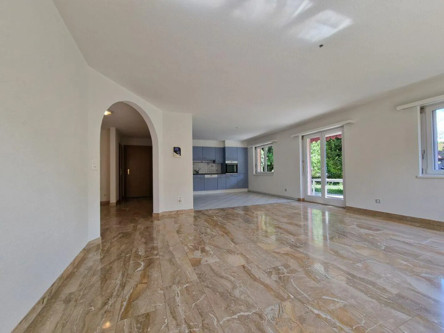 Ampia casa unifamiliare di 6,5 stanze con molto spazio esterno - Foto 2 di 16