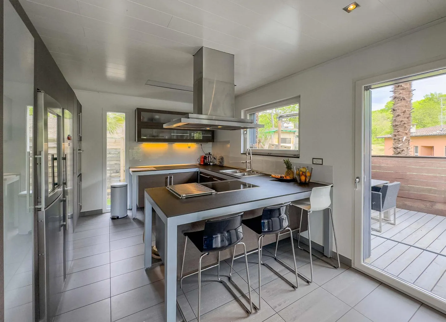 Grande villa con piscina e giardino vicino al lago - Foto 5 di 11