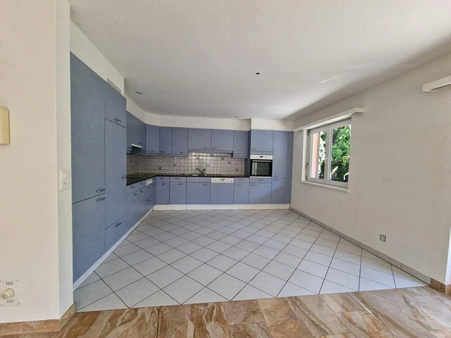Ampia casa unifamiliare di 6,5 stanze con molto spazio esterno - Foto 3 di 16