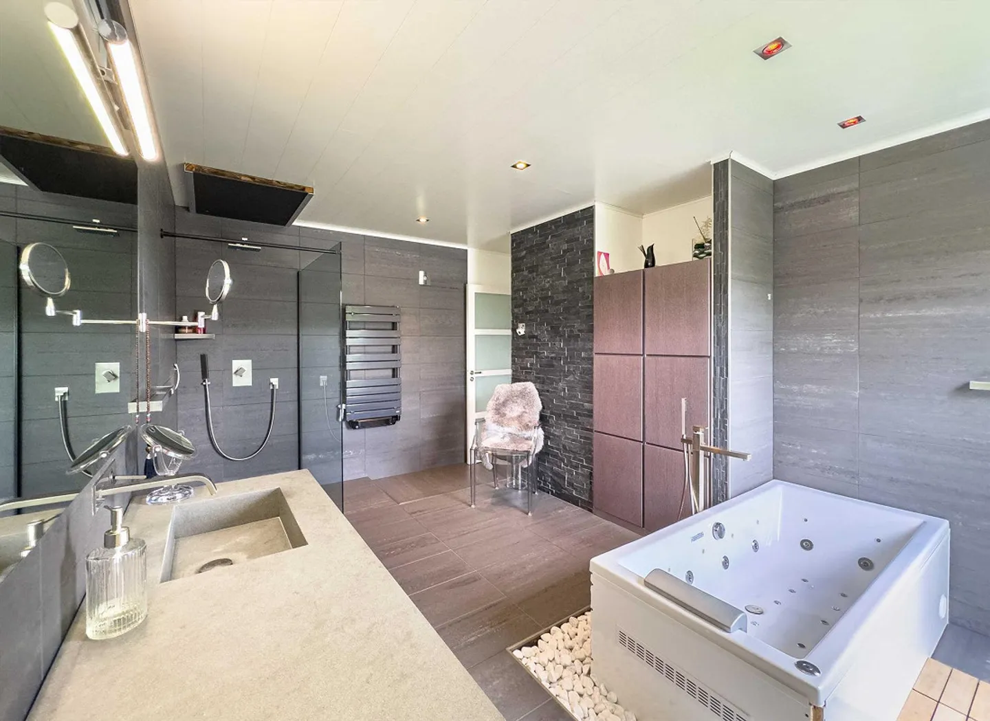 Grande villa con piscina e giardino vicino al lago - Foto 7 di 11