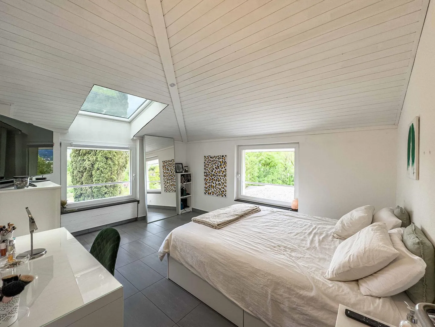 Grande villa con piscina e giardino vicino al lago - Foto 8 di 11