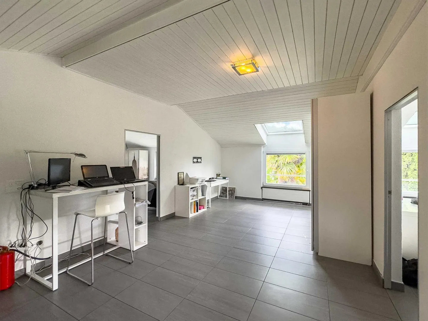 Grande villa con piscina e giardino vicino al lago - Foto 9 di 11