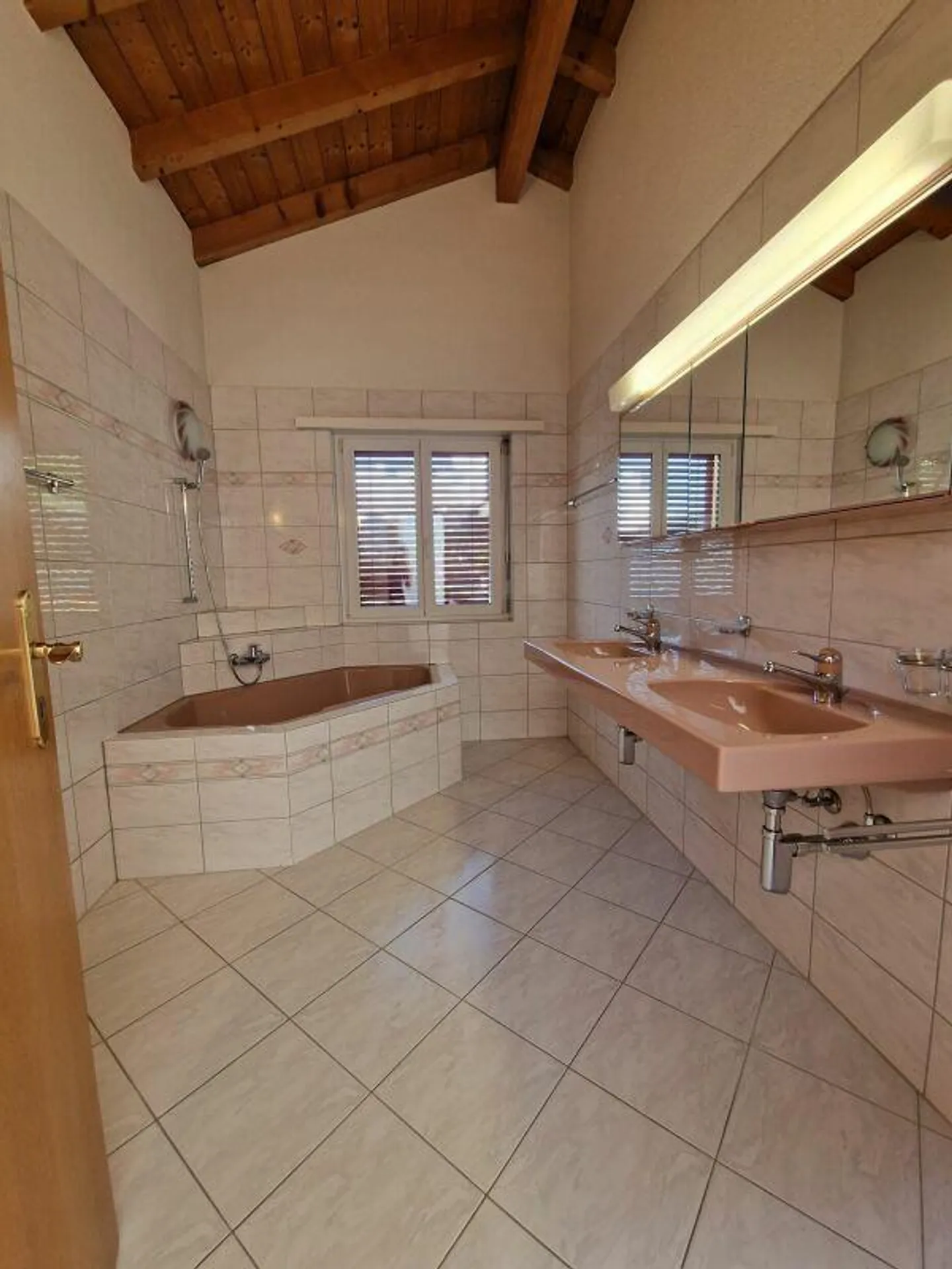 Ampia casa unifamiliare di 6,5 stanze con molto spazio esterno - Foto 9 di 16