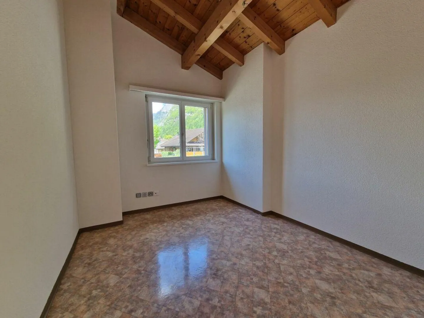 Ampia casa unifamiliare di 6,5 stanze con molto spazio esterno - Foto 10 di 16