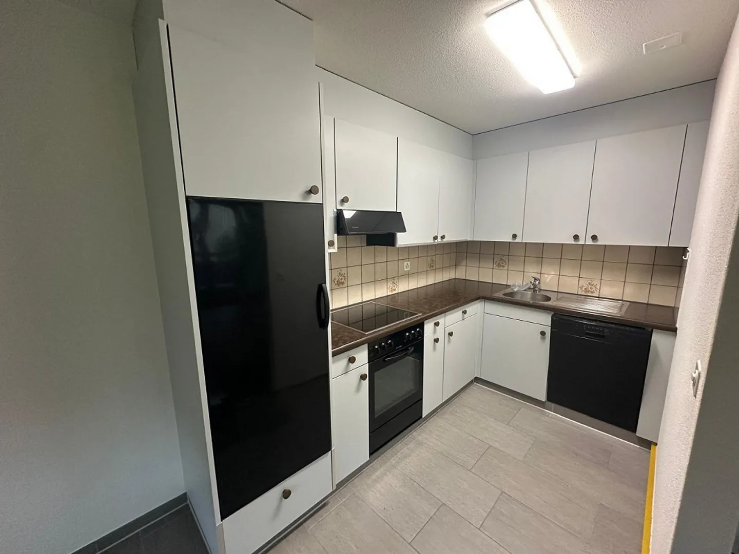 BRIGHT AND SUNNY 4-ROOM APARTMENT WITH LARGE AND COVERED BALCONY - Photo 2 of 8