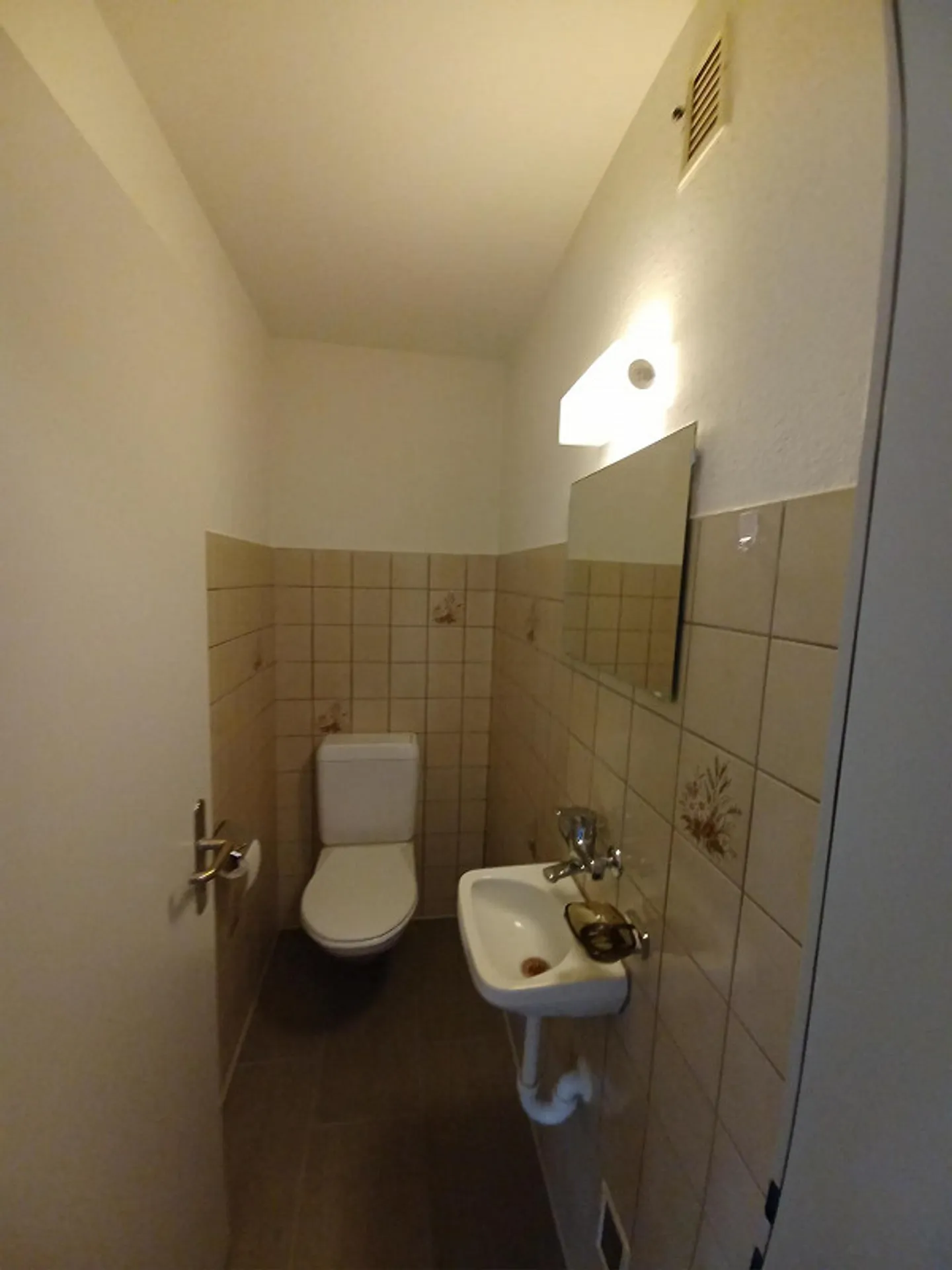 BRIGHT AND SUNNY 4-ROOM APARTMENT WITH LARGE AND COVERED BALCONY - Photo 3 of 8