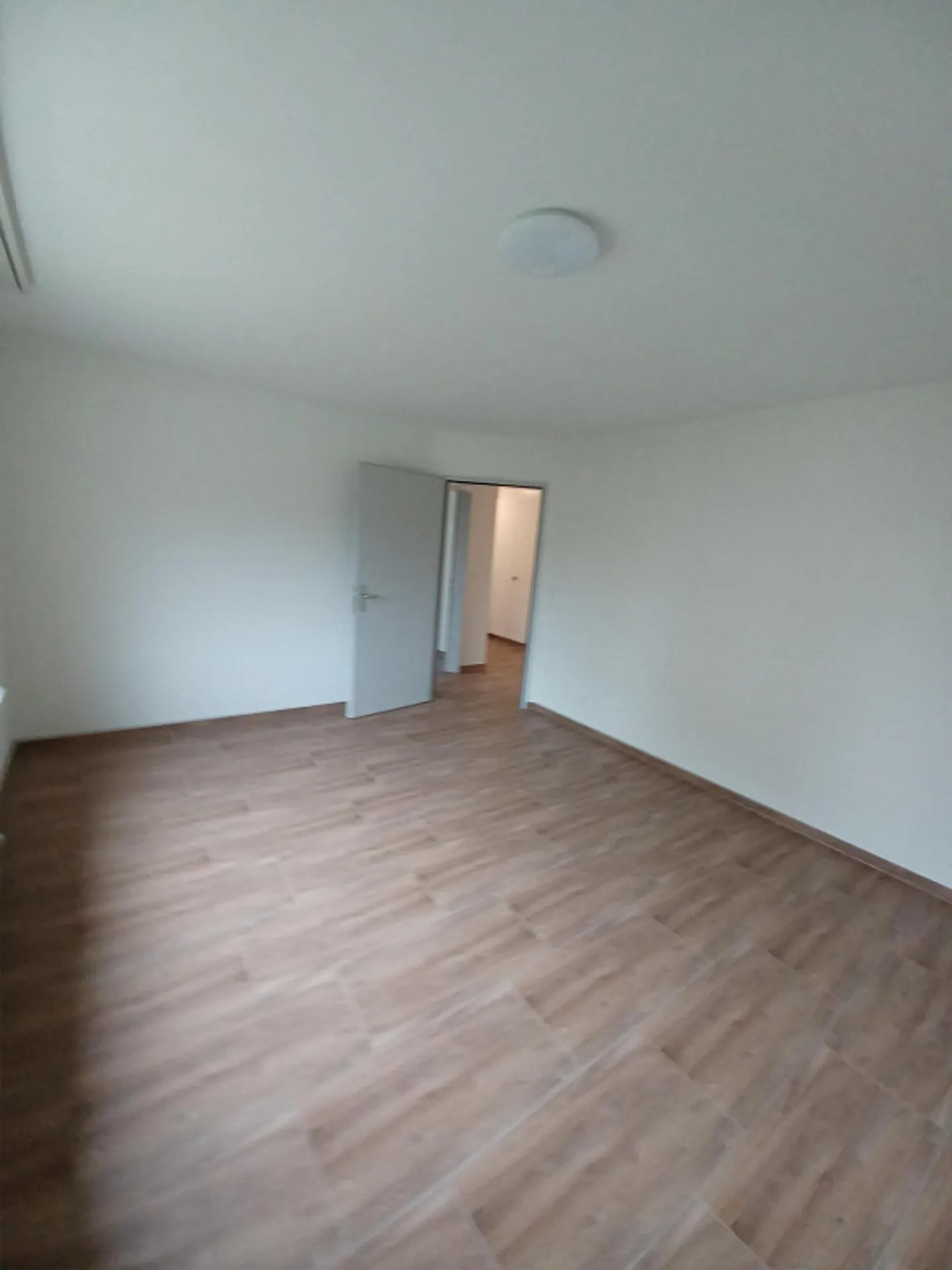 BRIGHT AND SUNNY 4-ROOM APARTMENT WITH LARGE AND COVERED BALCONY - Photo 4 of 8