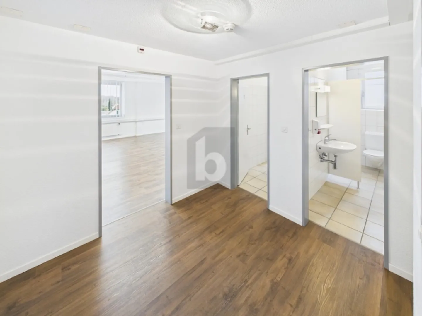 Office space for rent - Photo 2 of 6