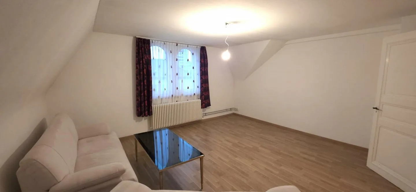 Appartamento attico di 3 stanze con balcone e perfette connessioni di trasporto - Foto 5 di 11