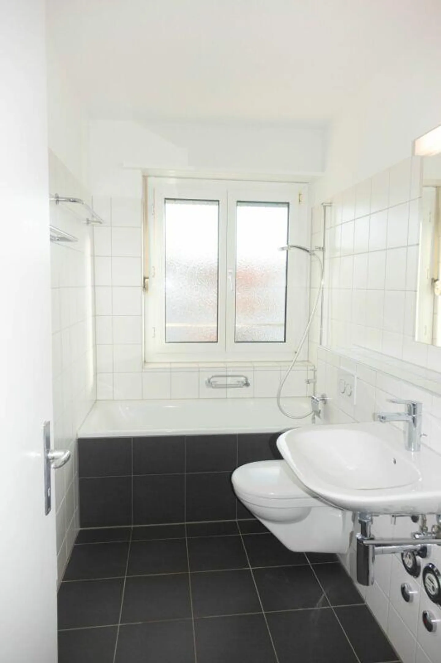 appartement lumineux et rénové avec balcon ensoleillé - Photo 2 sur 7