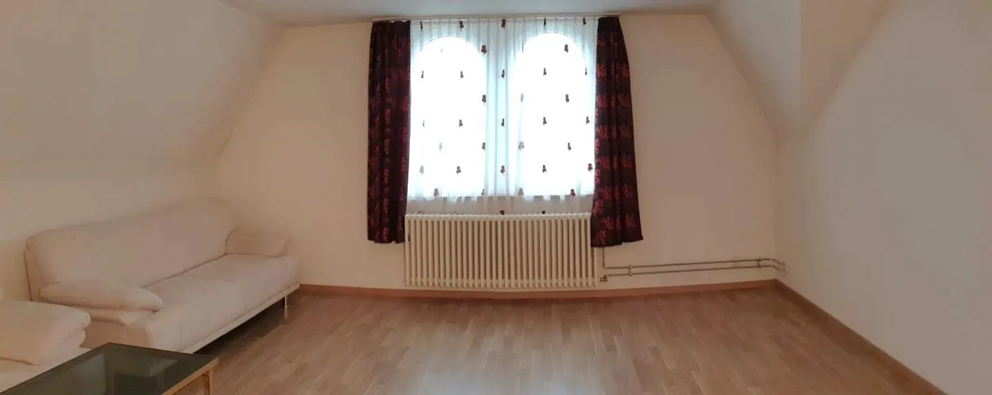 Appartamento attico di 3 stanze con balcone e perfette connessioni di trasporto - Foto 6 di 11