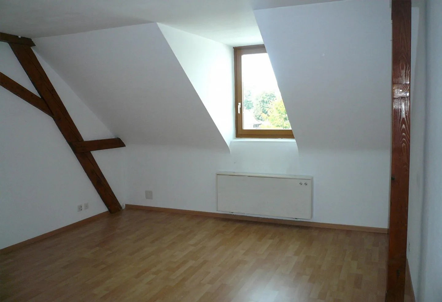 Appartamento attico di 3 stanze con balcone e perfette connessioni di trasporto - Foto 7 di 11