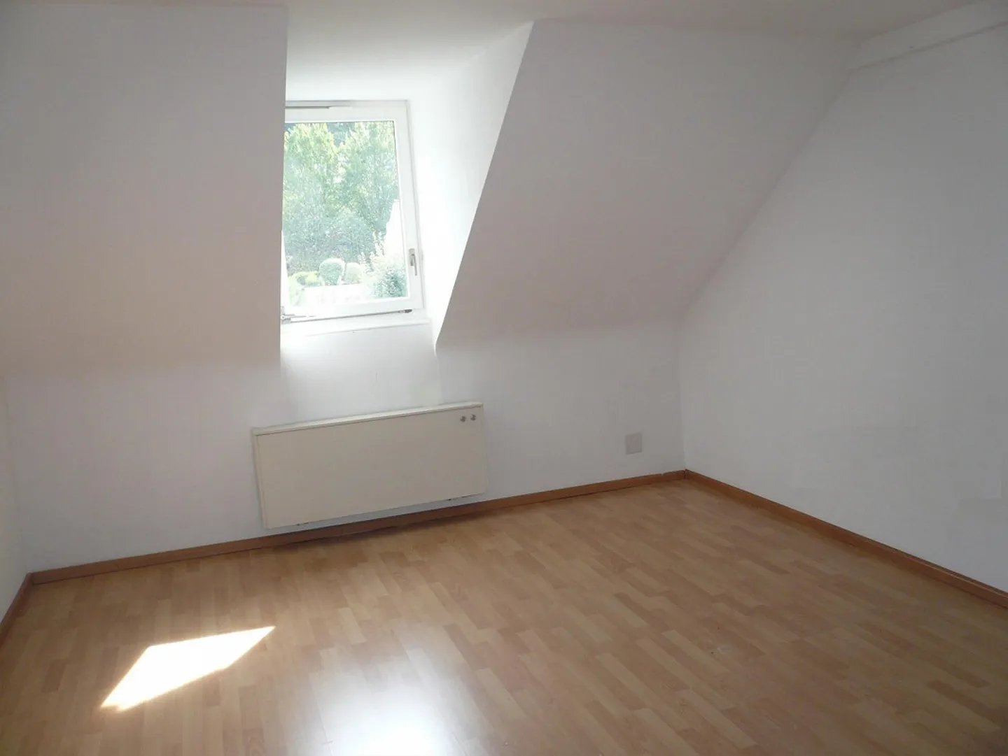 Appartamento attico di 3 stanze con balcone e perfette connessioni di trasporto - Foto 8 di 11