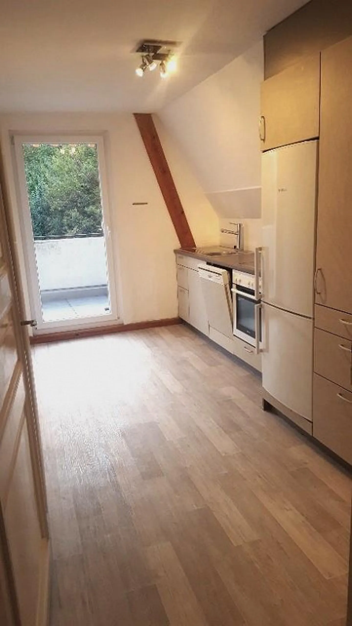 Appartamento attico di 3 stanze con balcone e perfette connessioni di trasporto - Foto 9 di 11