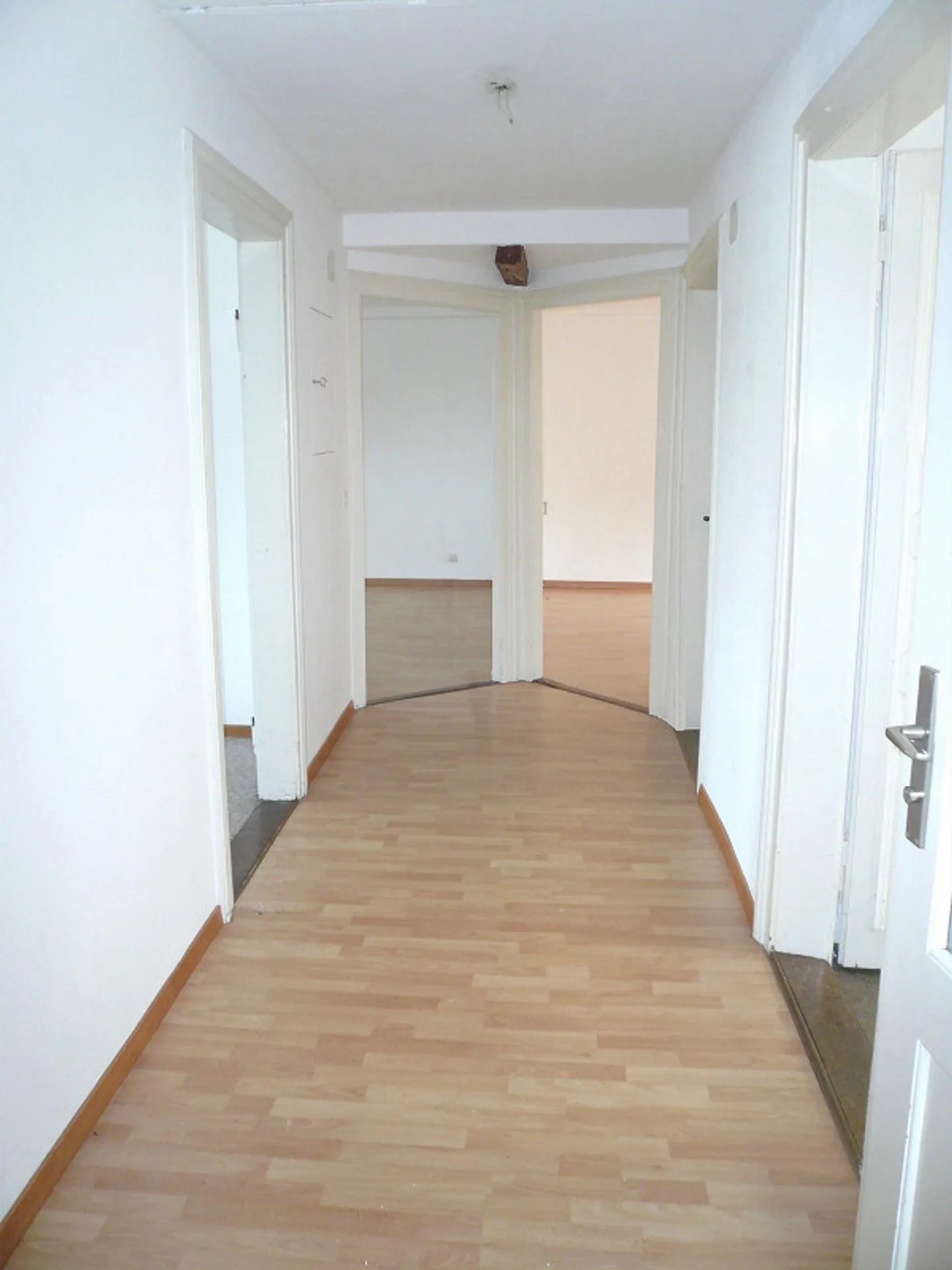 Appartamento attico di 3 stanze con balcone e perfette connessioni di trasporto - Foto 10 di 11