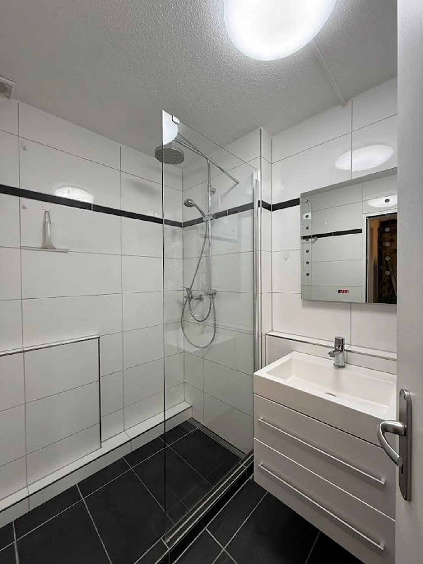 Möblierte 2,5-Zimmer-Wohnung mit Seeblick in Unterägeri - Foto 3 von 17