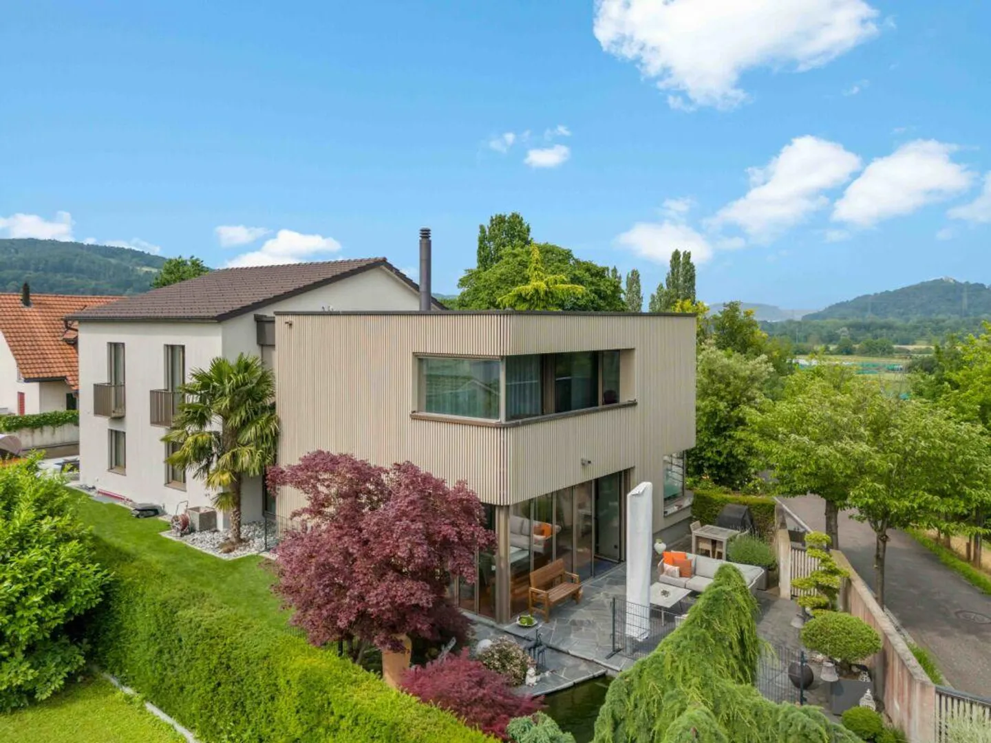 Villa luxueuse de 6,5 pièces avec magnifique jardin, piscine et étang à koi - Photo 1 sur 21