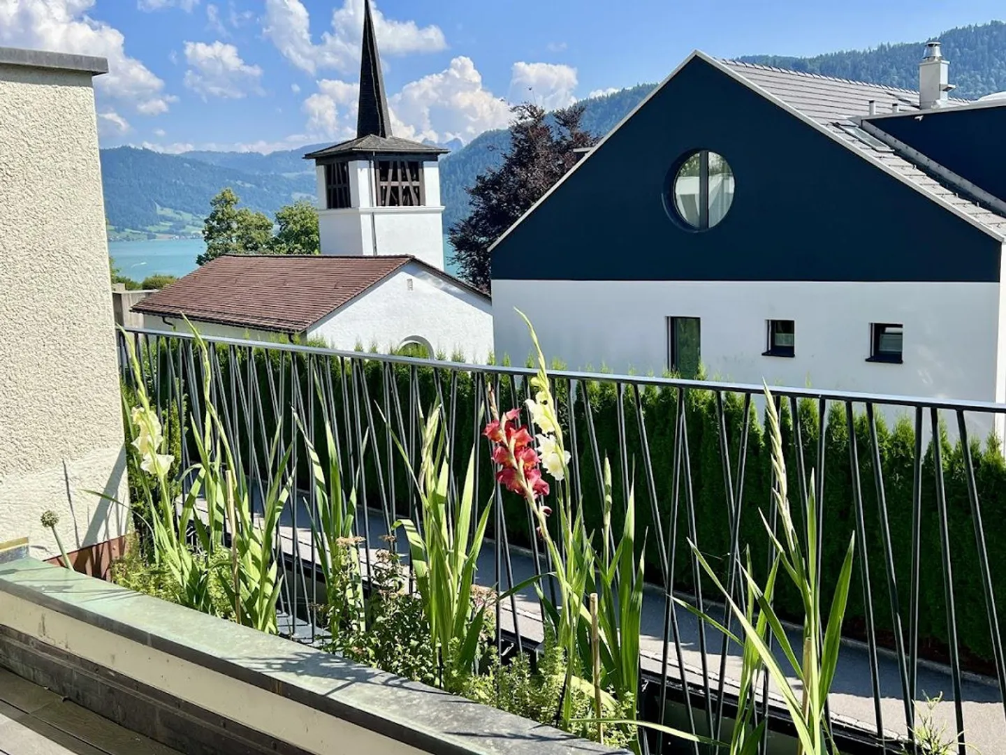 Möblierte 2,5-Zimmer-Wohnung mit Seeblick in Unterägeri - Foto 4 von 17