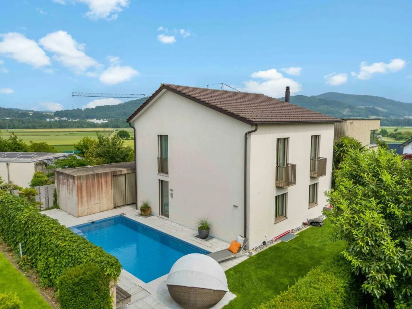 Villa luxueuse de 6,5 pièces avec magnifique jardin, piscine et étang à koi - Photo 2 sur 21
