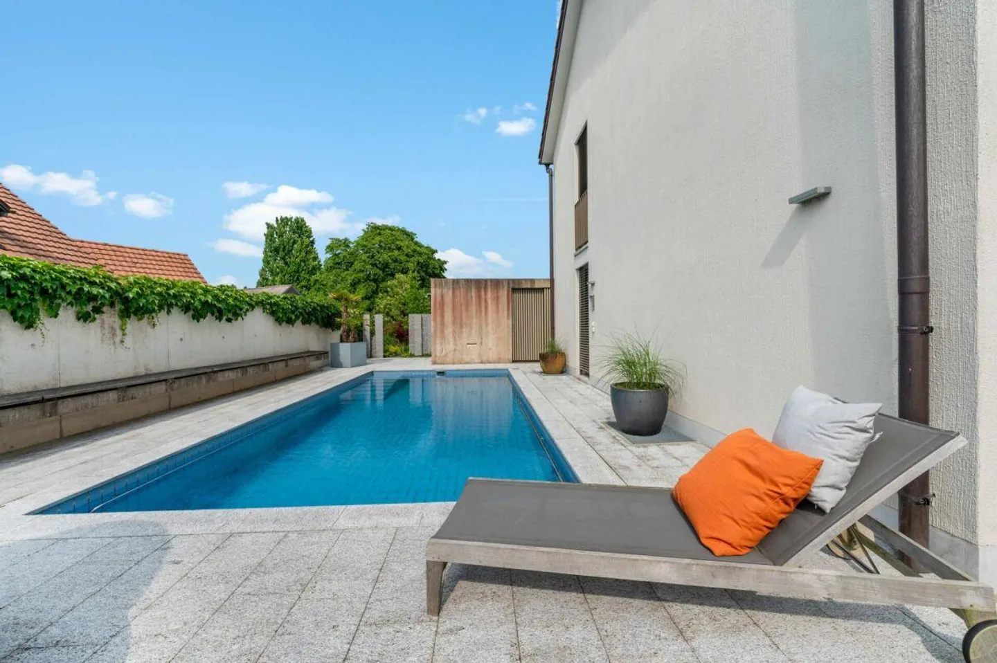 Villa luxueuse de 6,5 pièces avec magnifique jardin, piscine et étang à koi - Photo 3 sur 21