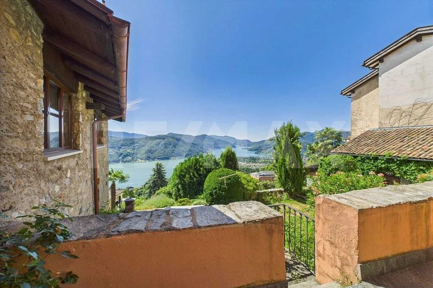 Vista panoramica sul lago e sulle montagne - nel cuore del nucleo storico - Foto 6 di 13