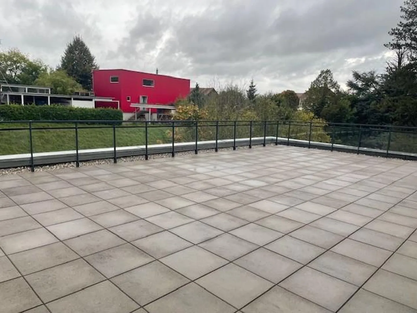 Spacious bright 4-room apartment located in a recent building - Photo 1 of 6