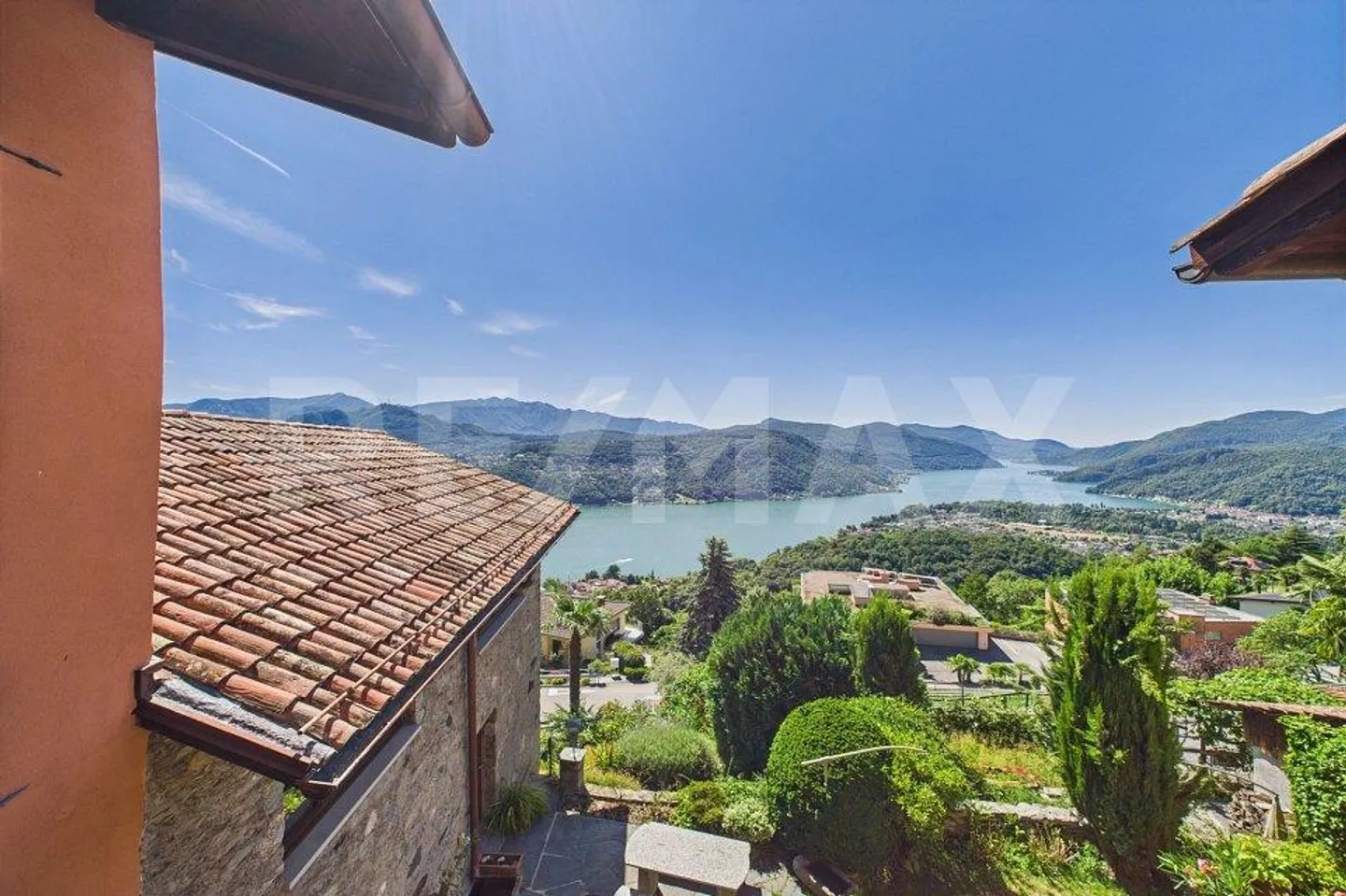 Vista panoramica sul lago e sulle montagne - nel cuore del nucleo storico - Foto 8 di 13
