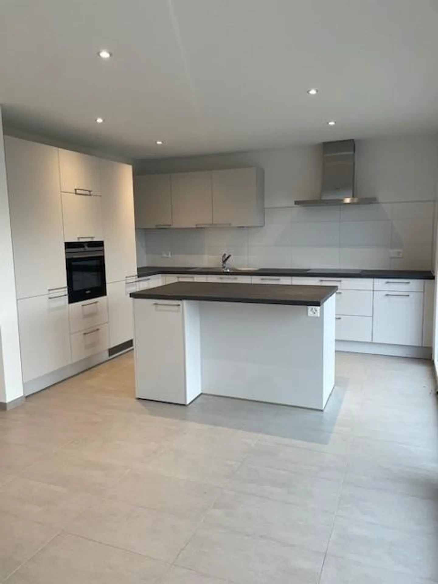 Spacious bright 4-room apartment located in a recent building - Photo 3 of 6