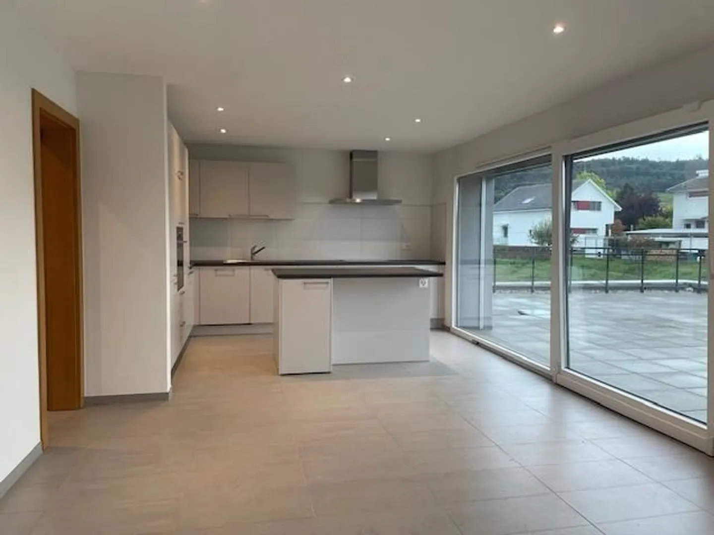 Spacious bright 4-room apartment located in a recent building - Photo 4 of 6