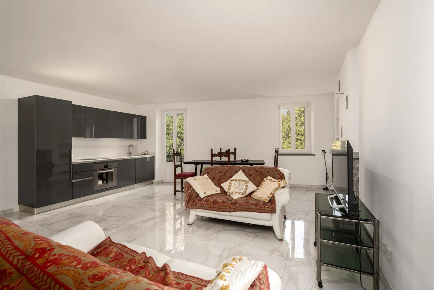 À deux pas du lac et du centre, appartement meublé de 2,5 pièces - Photo 2 sur 7