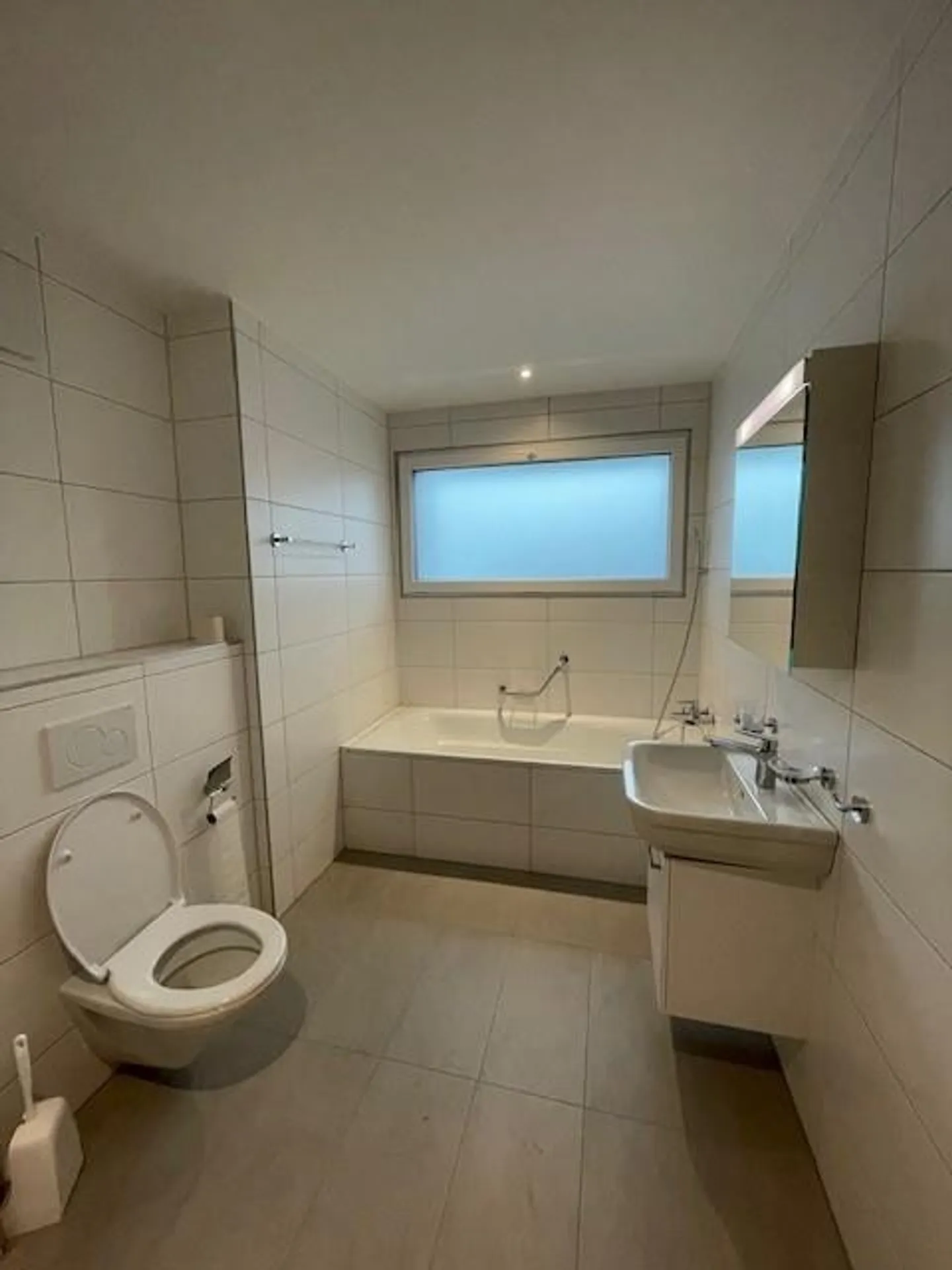 Spacious bright 4-room apartment located in a recent building - Photo 6 of 6