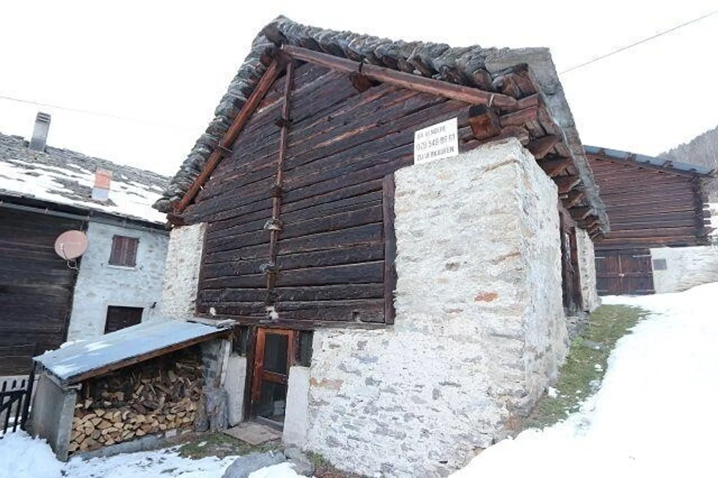Maison rustique de 4 pièces au centre du village à rénover - Photo 1 sur 12