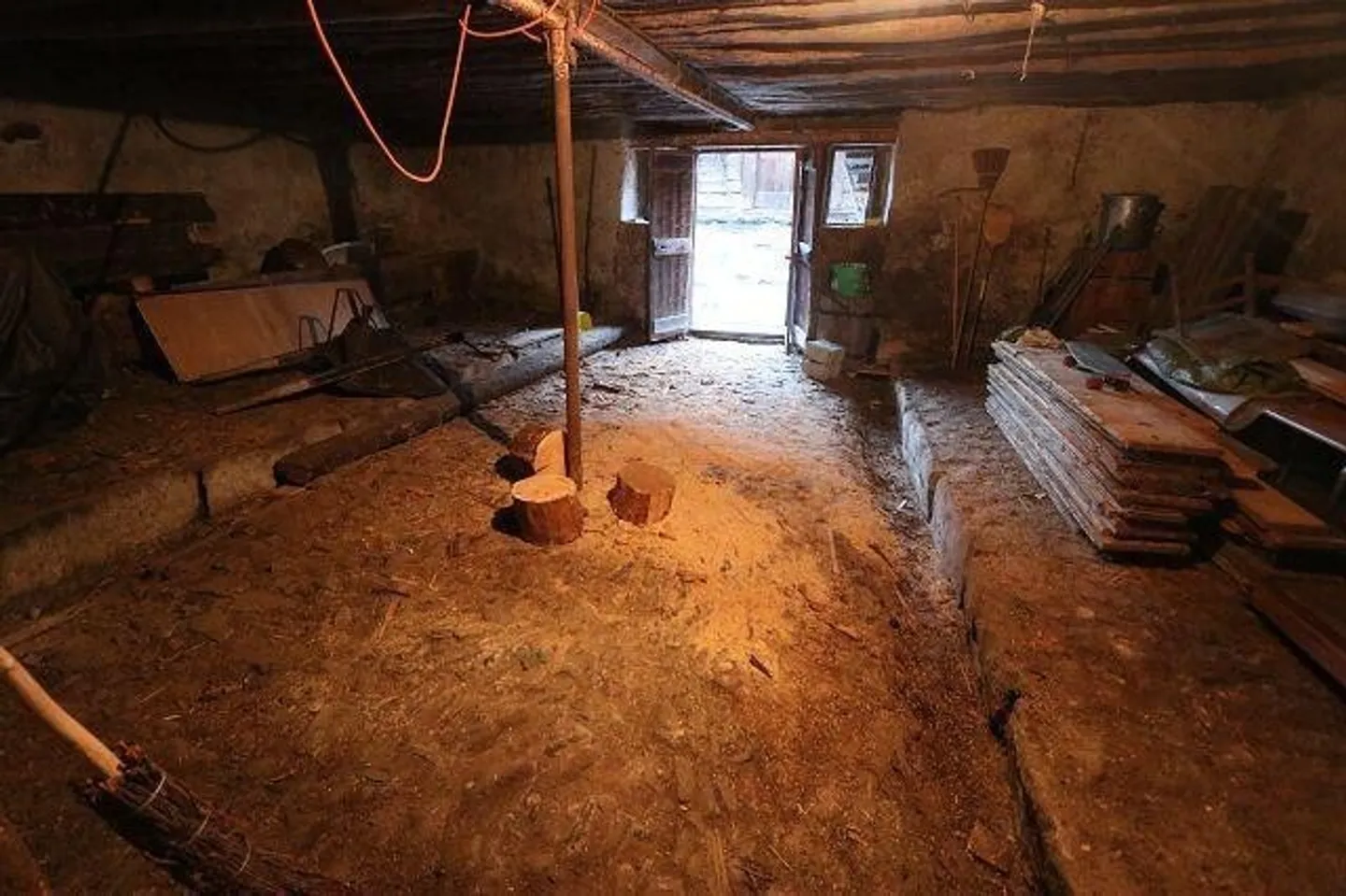 Maison rustique de 4 pièces au centre du village à rénover - Photo 3 sur 12