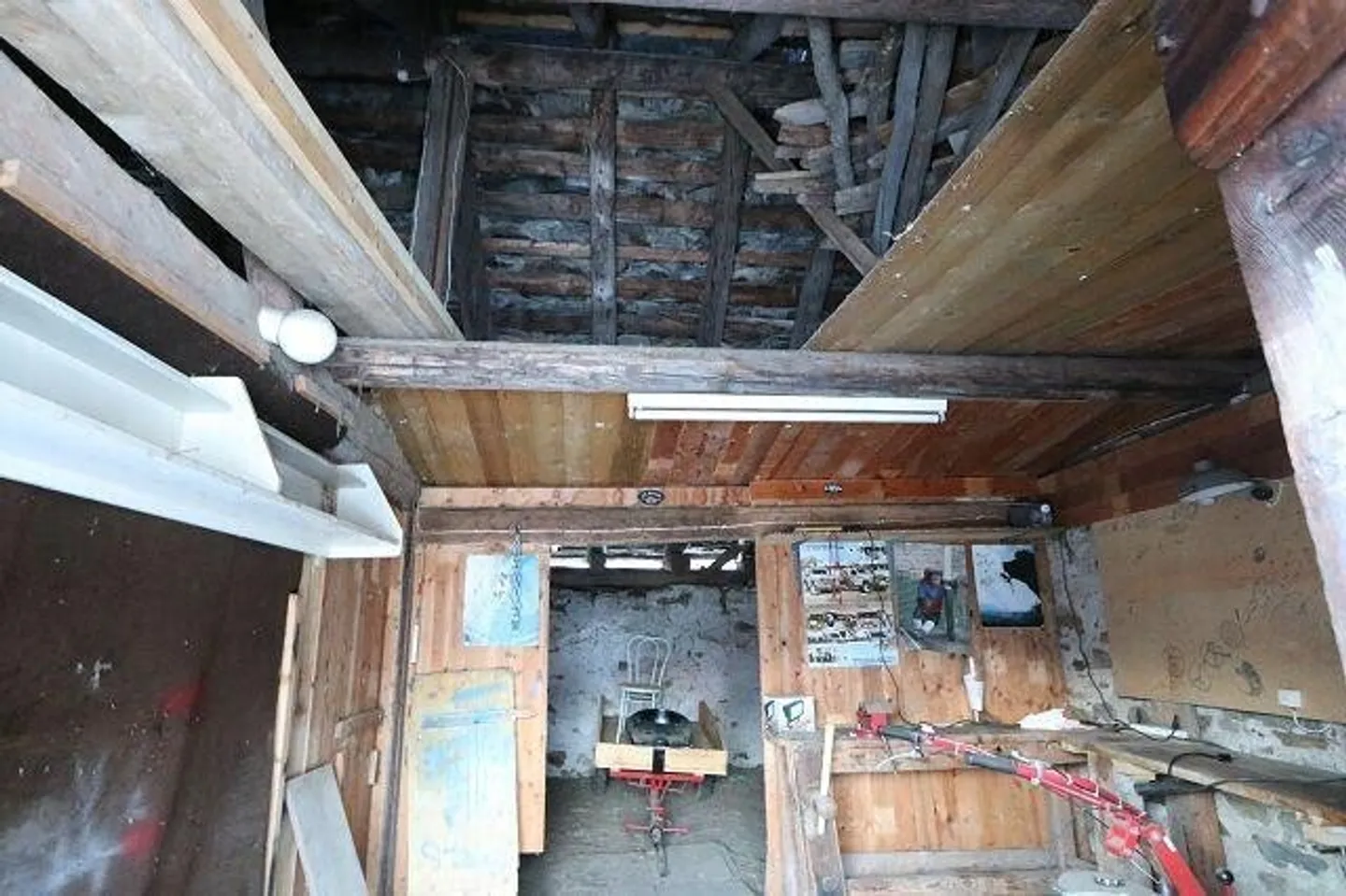 Maison rustique de 4 pièces au centre du village à rénover - Photo 4 sur 12