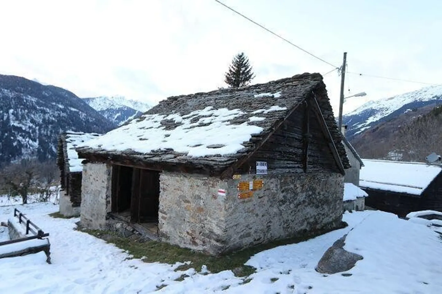 Maison rustique de 4 pièces au centre du village à rénover - Photo 2 sur 12
