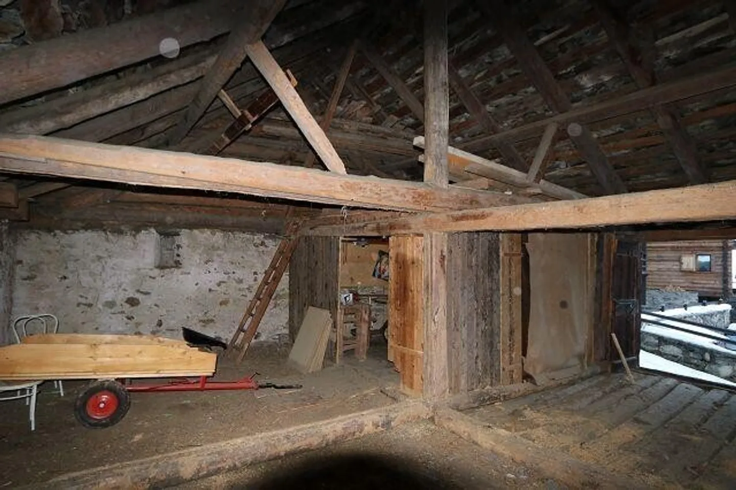 Maison rustique de 4 pièces au centre du village à rénover - Photo 6 sur 12