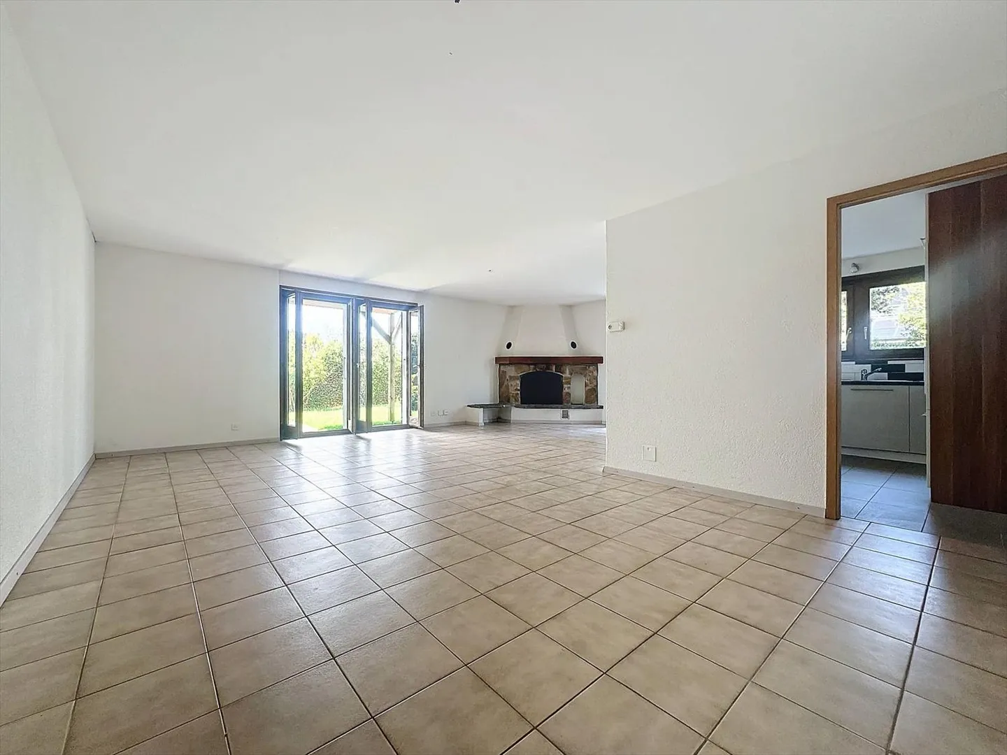 Appartamento di 3,5 stanze con terrazza e giardino! - Foto 4 di 13