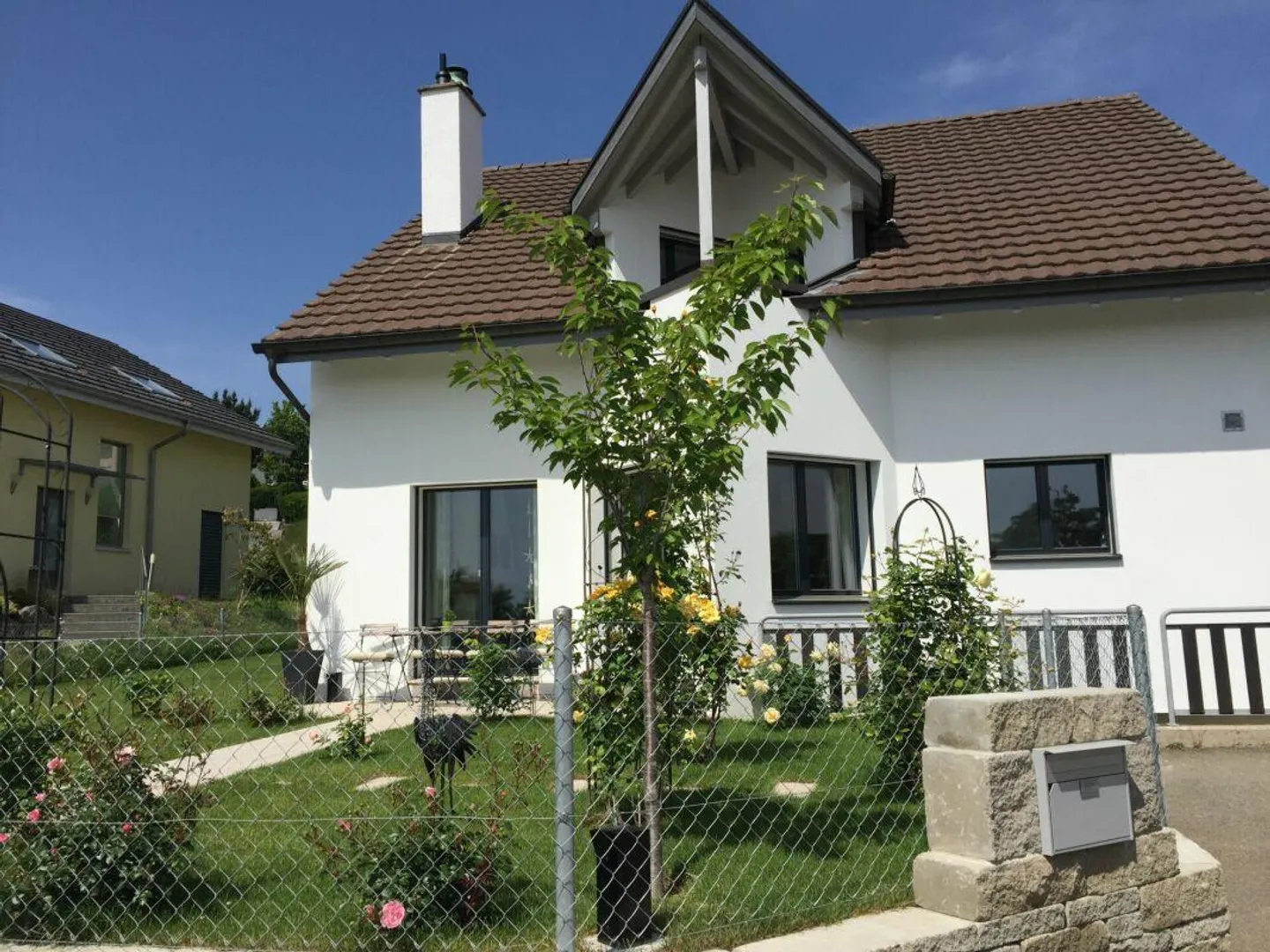 Grosszügiges Einfamilienhaus mit Pool - Foto 1 von 16