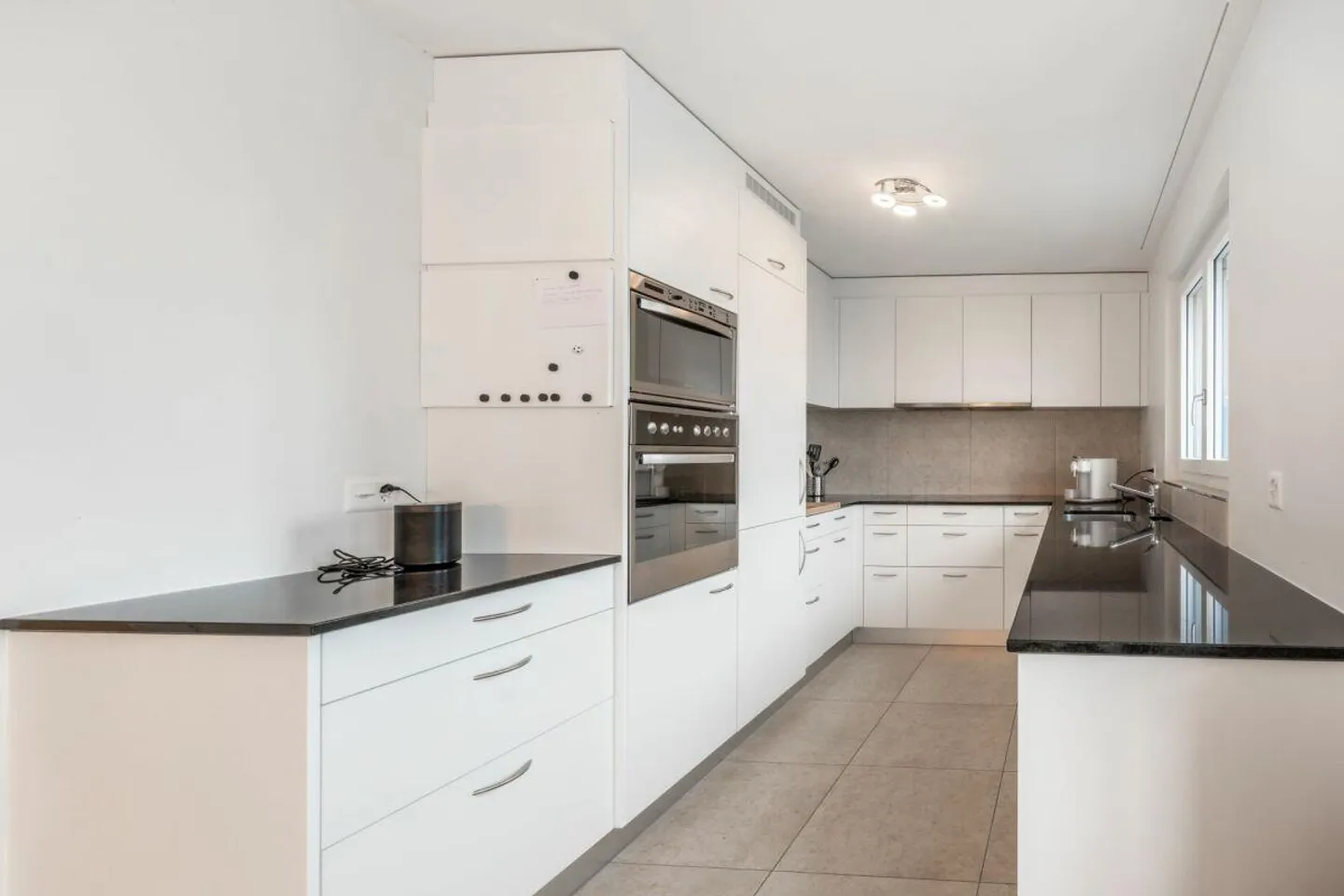 Grosszügiges Einfamilienhaus mit Pool - Foto 2 von 16