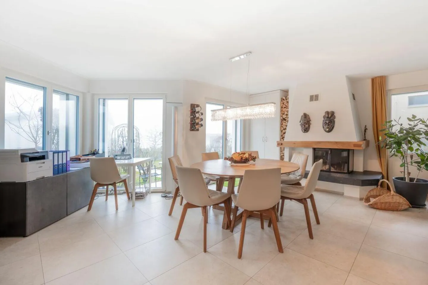 Grosszügiges Einfamilienhaus mit Pool - Foto 3 von 16