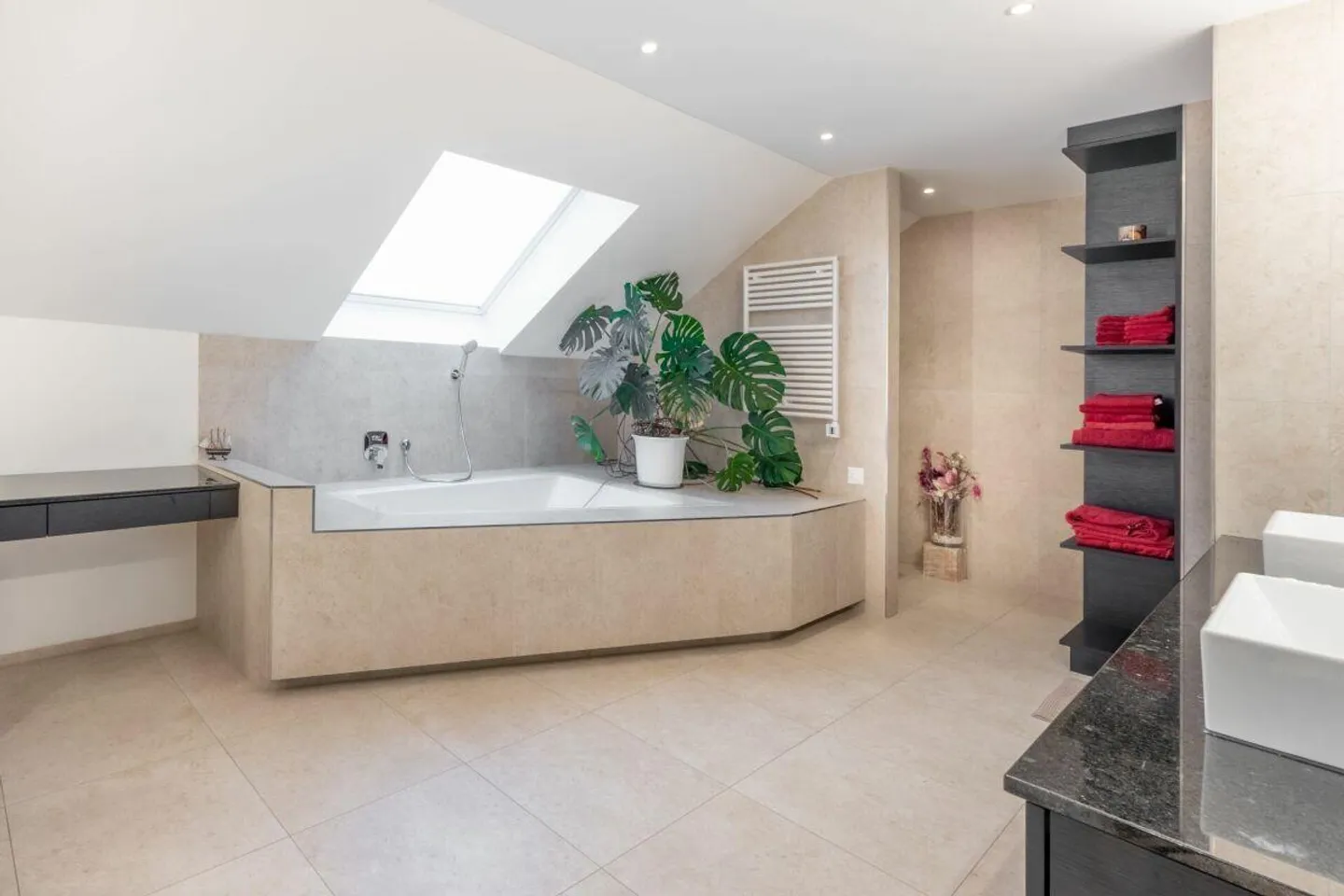 Grosszügiges Einfamilienhaus mit Pool - Foto 6 von 16