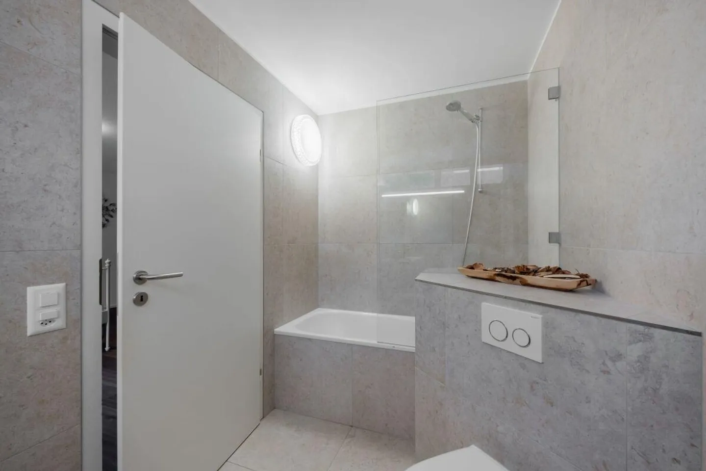 Grosszügiges Einfamilienhaus mit Pool - Foto 13 von 16