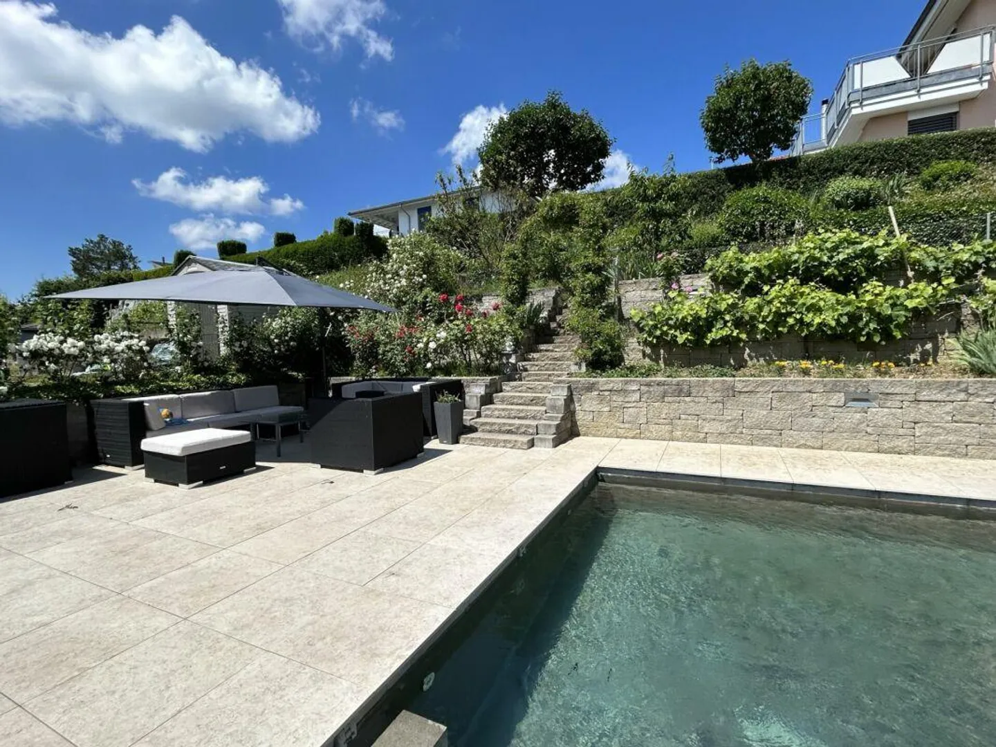 Grosszügiges Einfamilienhaus mit Pool - Foto 15 von 16