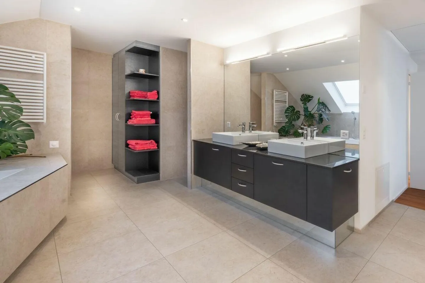 Grosszügiges Einfamilienhaus mit Pool - Foto 7 von 16