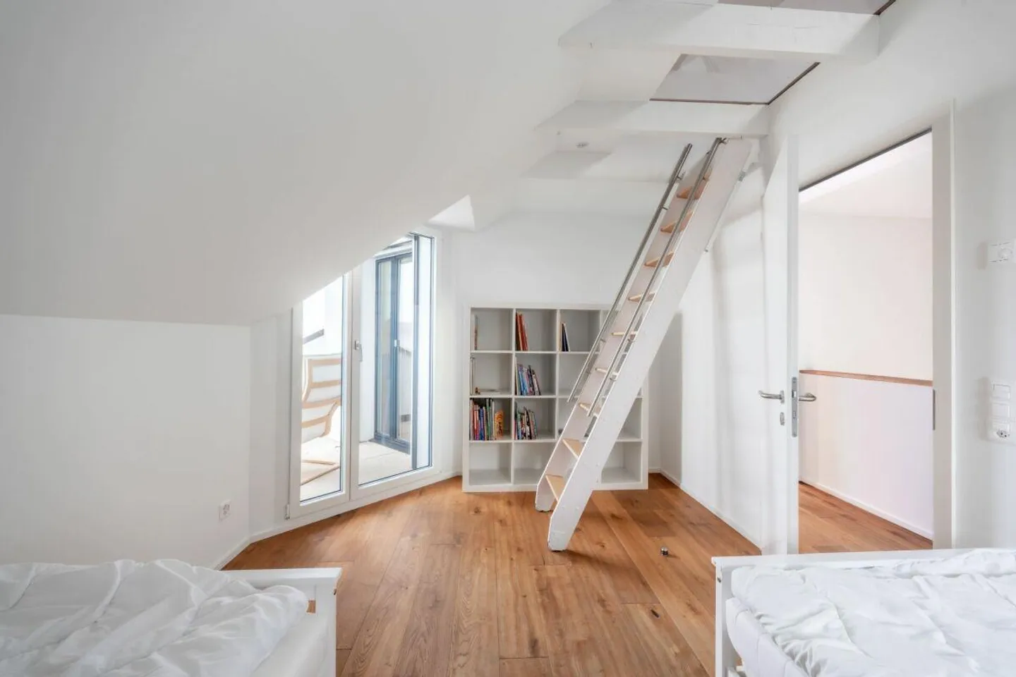 Grosszügiges Einfamilienhaus mit Pool - Foto 9 von 16