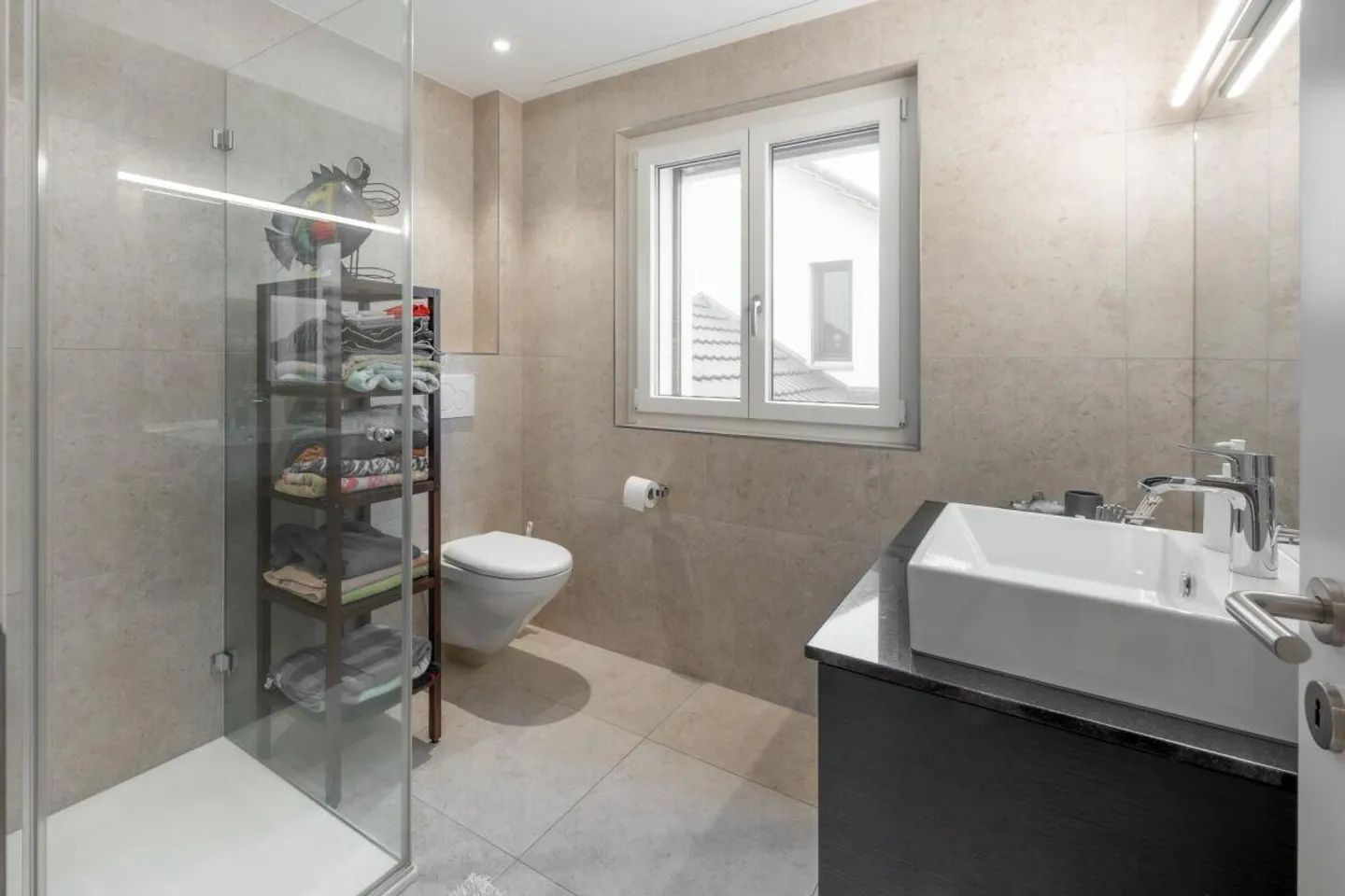 Grosszügiges Einfamilienhaus mit Pool - Foto 11 von 16