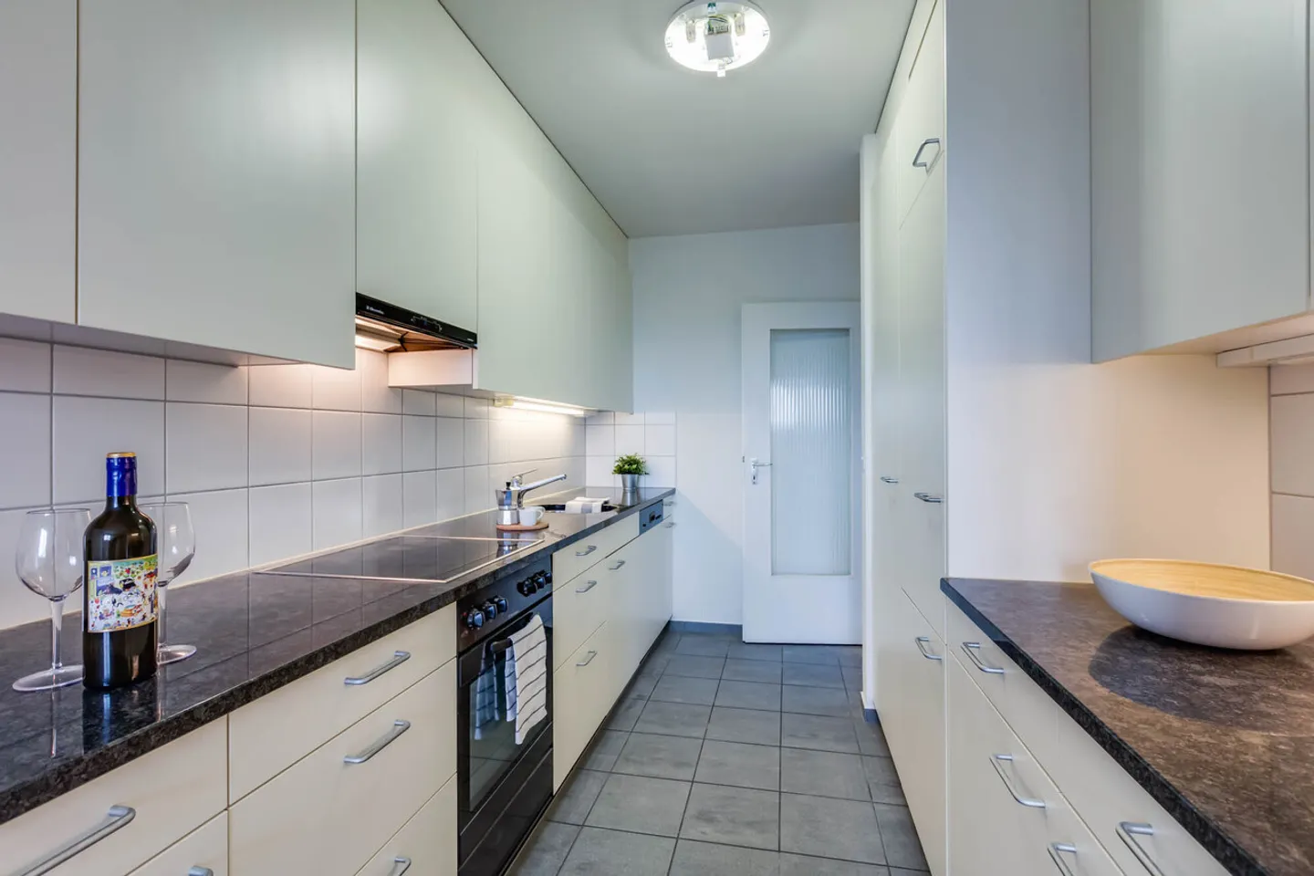 Modern apartment with balcony - Photo 8 of 11