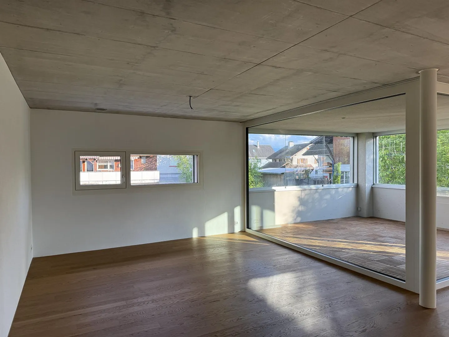 Appartement moderne de 3,5 pièces avec véranda et intérieur élégant - Photo 3 sur 14