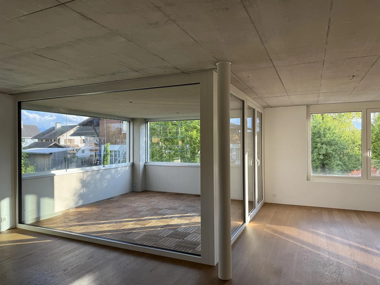 Appartement moderne de 3,5 pièces avec véranda et intérieur élégant - Photo 4 sur 14